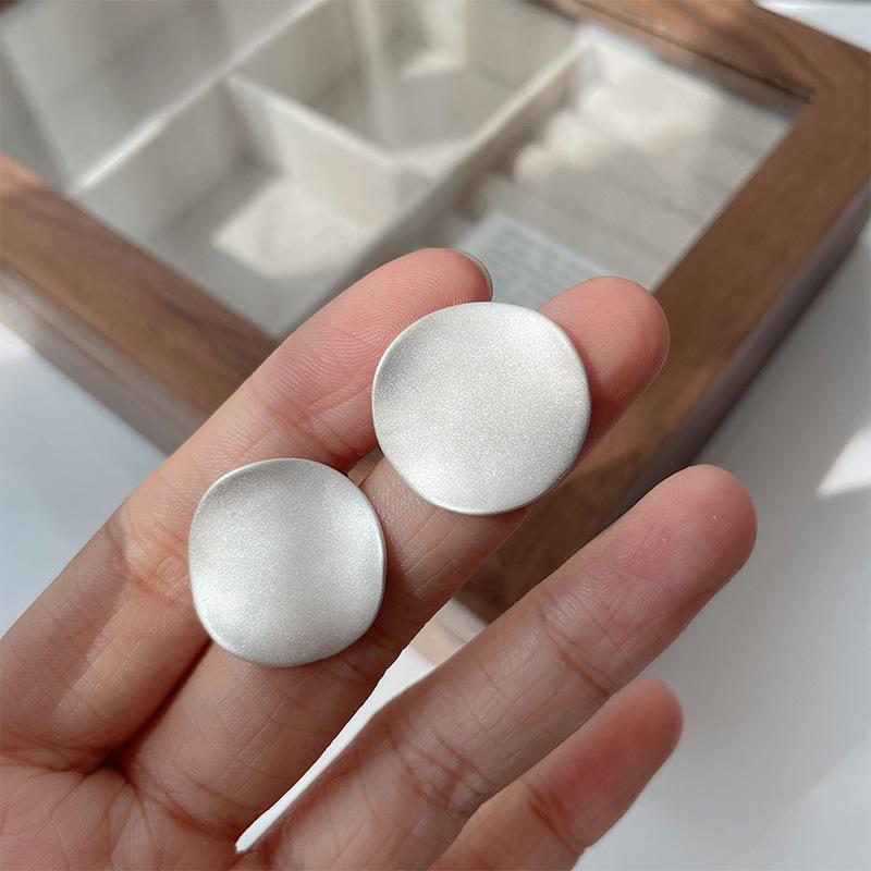 

Серьги из стерлингового серебра S925, матовые мелкие песочные дуговые вафли, серьги-гвоздики нестандартной формы, ниша Ins Sense 925