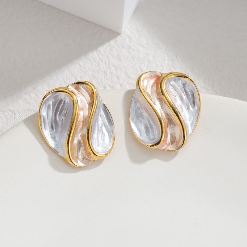 Ins Stainless Steel Irregular Pleated Contrast Color Stud Earrings for Women - Niche Design, Simple Commuting Accessory for Autumn and Winter.