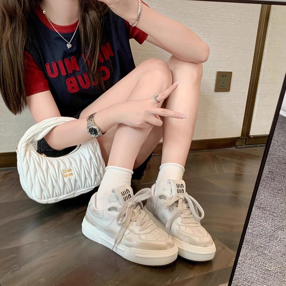 Su Yinyin has the same item in stock. New models are versatile and heightened. Small dirty shoes are thick-soled and old casual shoes. Board shoes ar