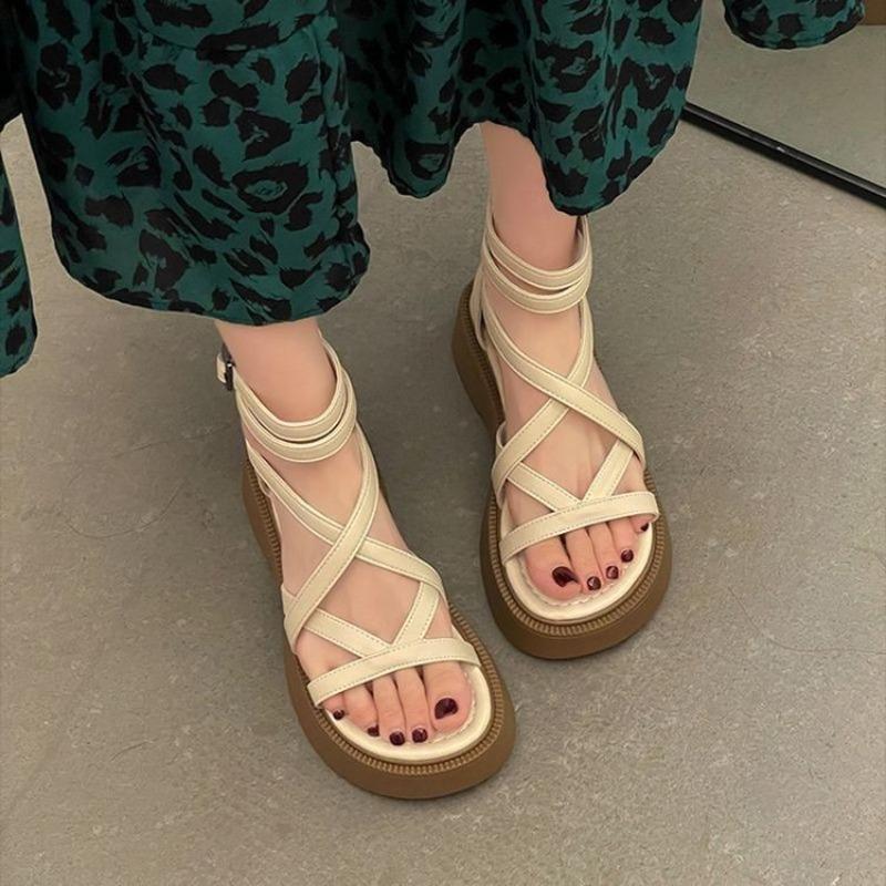 Sommer 2025 Damen Neue hohle Open-Toe-Schuhe Mode Lässige Sandalen Dicke Ferse Damen Sandalen Flache Römerschuhe Schlicht bequem