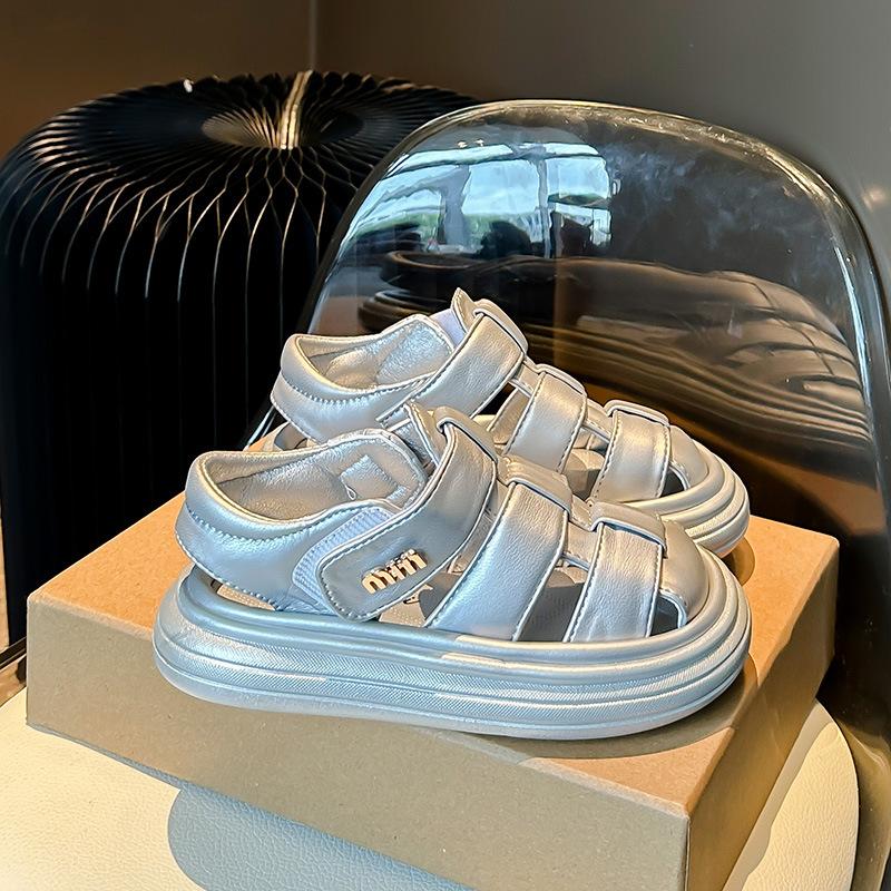 

Версия из мягкой кожи~ Детские сандалии-баотоу простого дизайна сплошного цвета в корейском стиле, новая пляжная обувь для девочек на лето 2025 года 36 серебряный