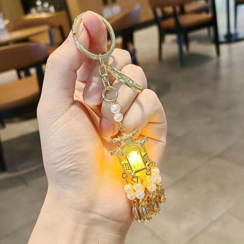 Breloc Lanternă Palat Luminoasă: Breloc pentru Geantă de Damă & Accesoriu Auto cu Pandantiv Stil Antic