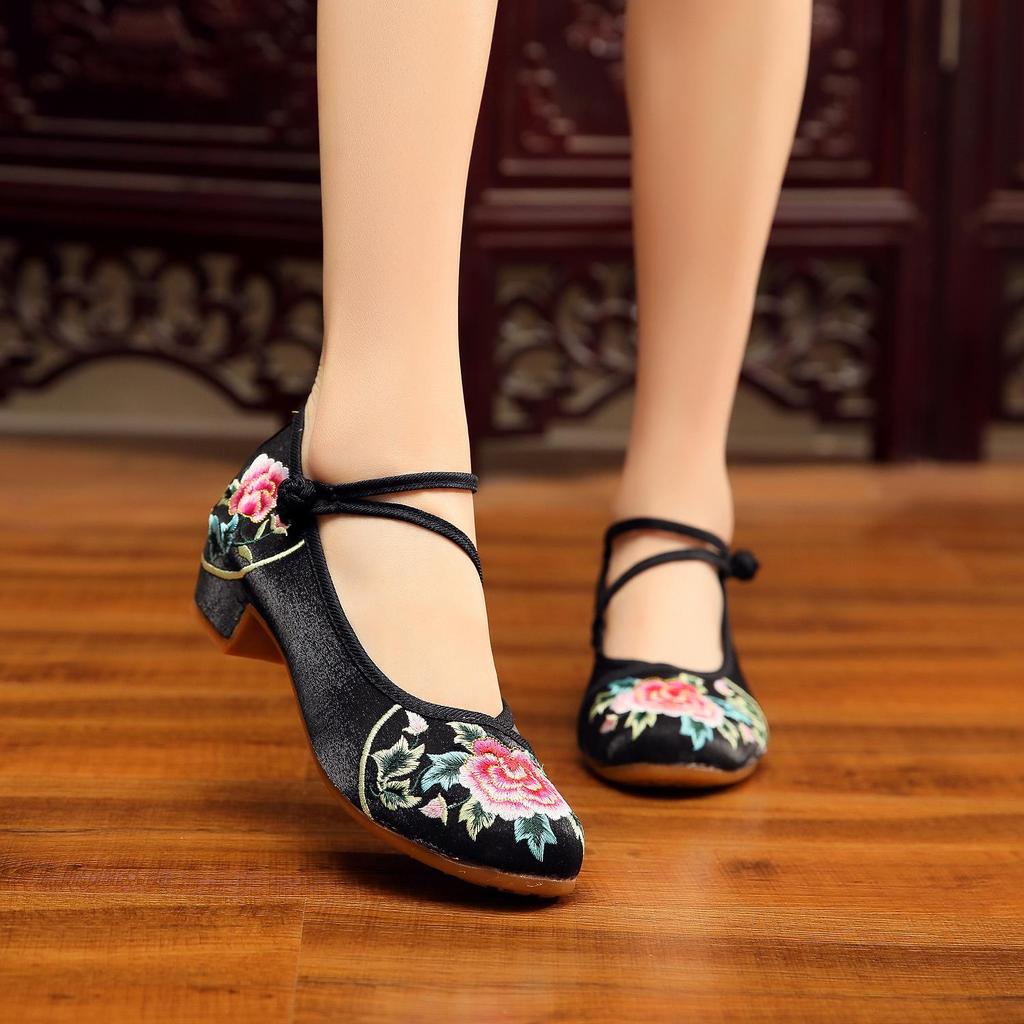 [Fen Dai] Women's Embroidered Cloth Shoes - Ethnic Style with Cowhide Soles, for Summer, Spring, and Autumn Square Dance.