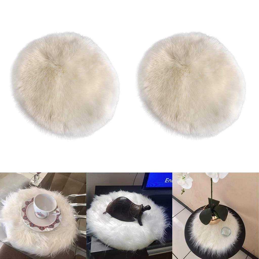 

2 маленьких коврика из шкуры белого цвета