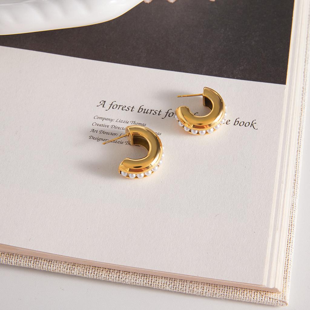 Light luxury high-end pearl C-ring earrings, earrings and jewelry.