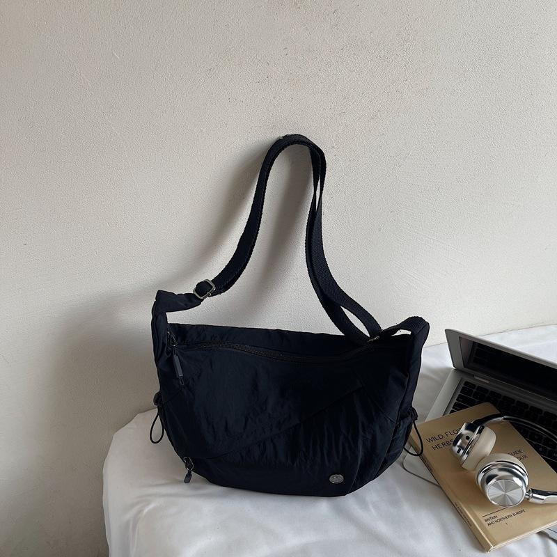 New fashionable large-capacity messenger bag simple high-value simple fashionable women s bag trendy commuter shoulder bag