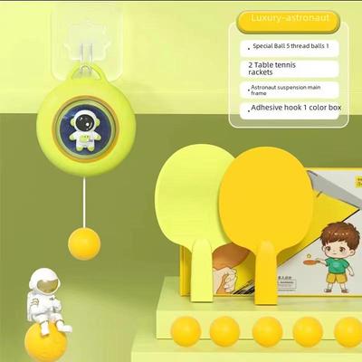 Hängender Tischtennis-Trainer im Astronauten-Design für Indoor-Eltern-Kind-Spiel.