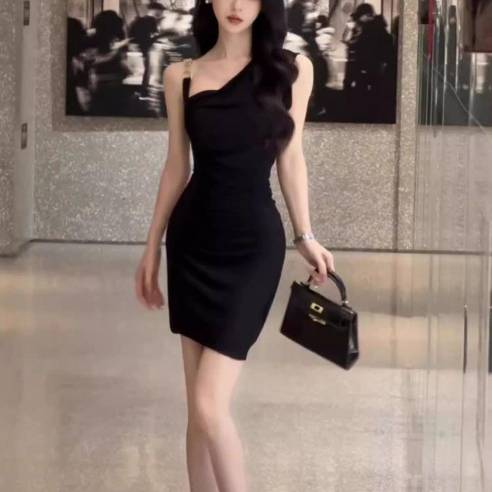 French black asymmetrical shoulder dress for women, summer pure and alluring style, sophisticated and elegant, slimming slimming, hip-hugging short s