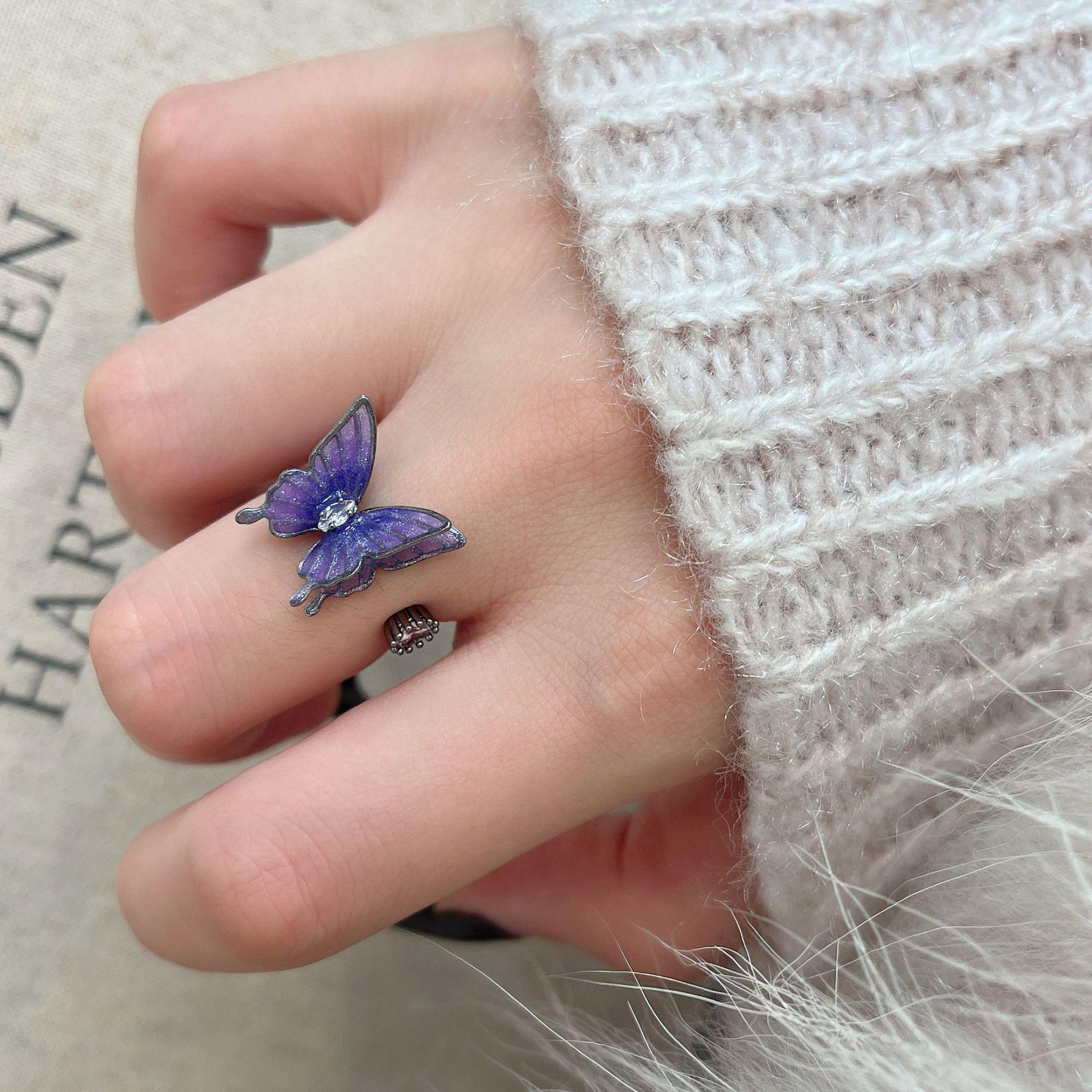 

Кольцо «Черный кокон» с бабочкой: Нишевая, мечтательная, продвинутая дизайнерская бижутерия (2024) RR639 синий/фиолетовый