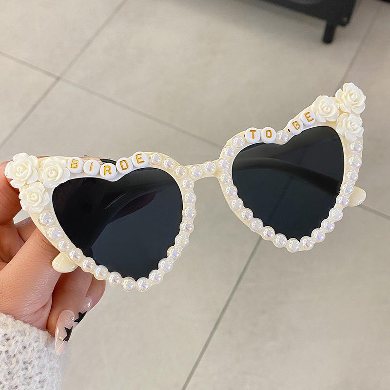 Bridal Rhinestone Heart Sunglasses: Pearl-Embellished Wedding Party Shades for Brides