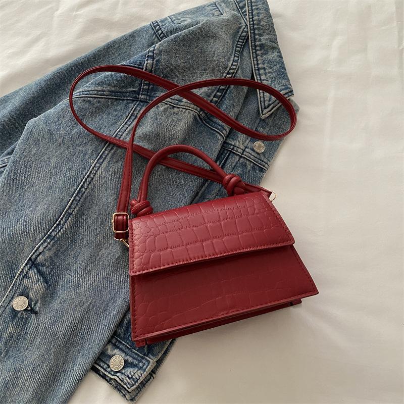 

Handbag bag women s 2025 new solid color niche design high value small square bag fashion temperament shoulder messenger bag красный