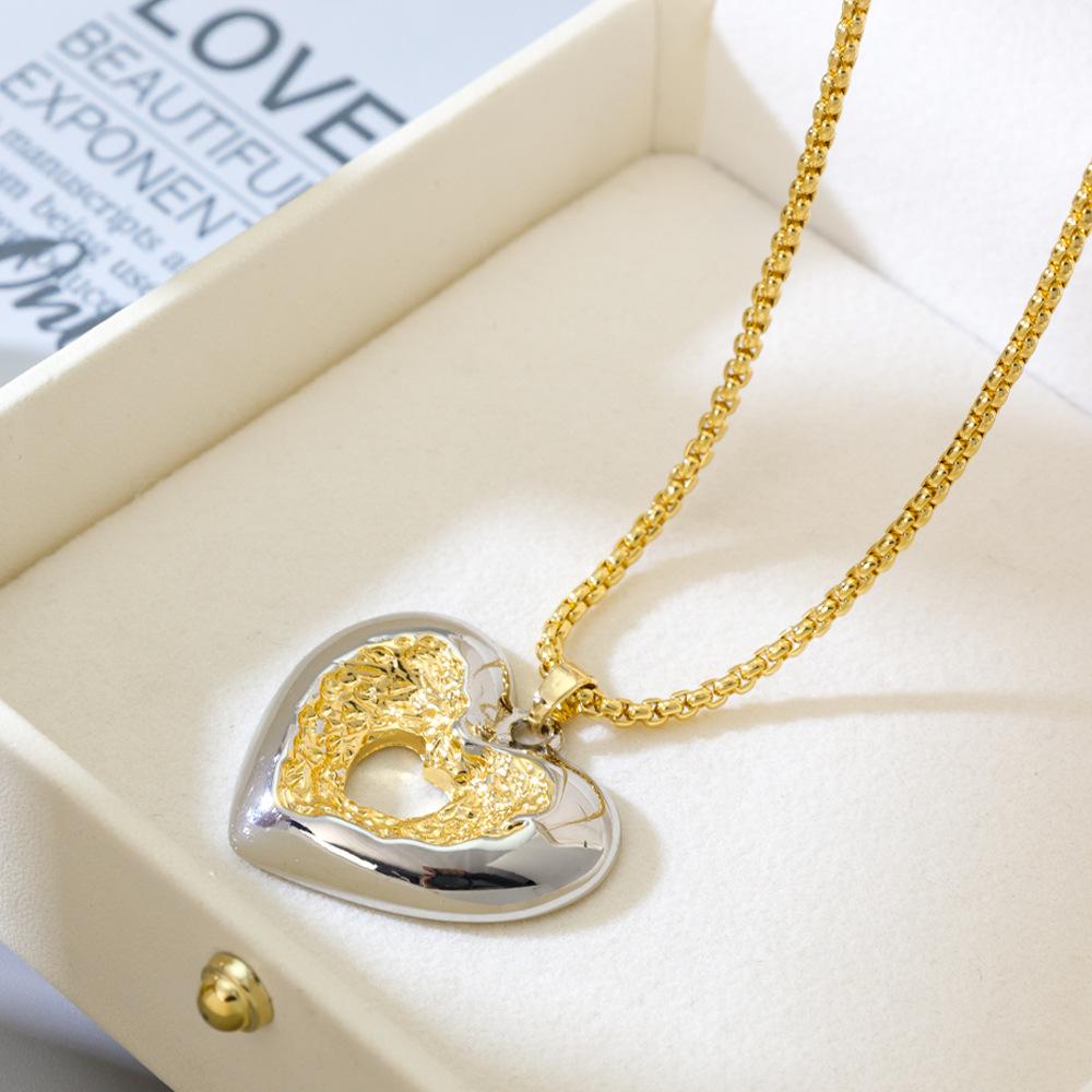 

2025 Новое персонализированное ожерелье с кулоном в виде персикового сердца из сплава в двух тонах в милом и крутом стиле, набор серег для женщин