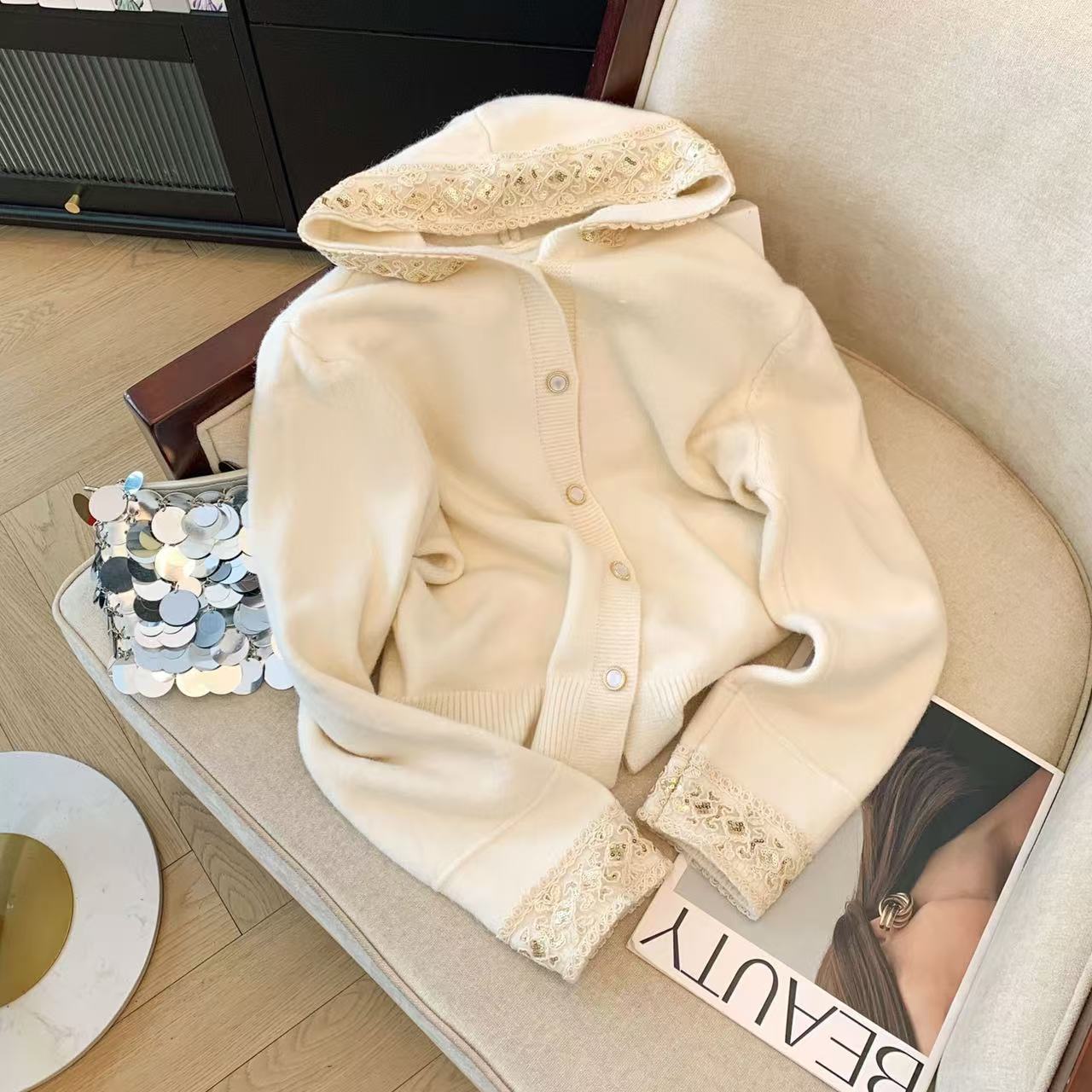 

Splicing lace sequined hooded knitted sweater women s autumn and winter new temperament lazy top L слонова кістка