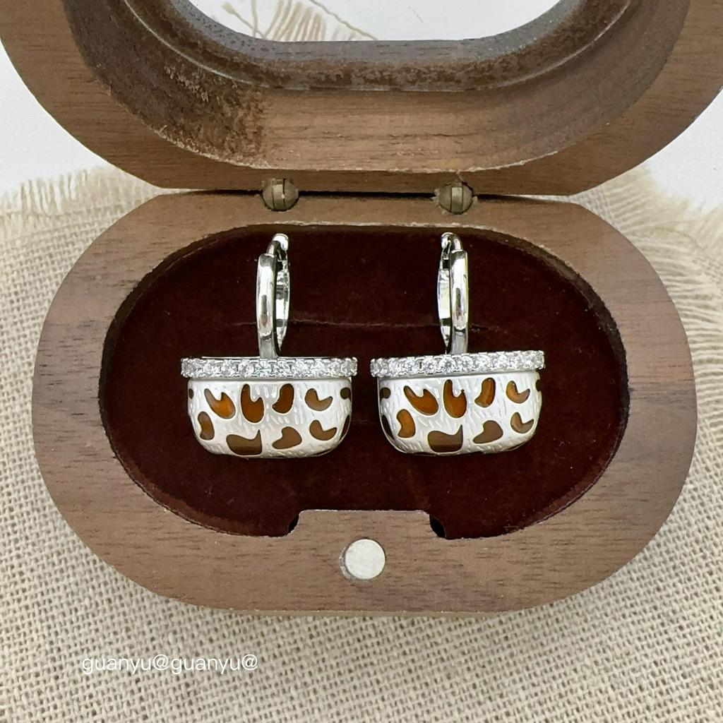New Stylish Zircon Bag Ear Cuffs: Women's Fashion, Light Luxury, High-End, Versatile, and Trendy Earrings.