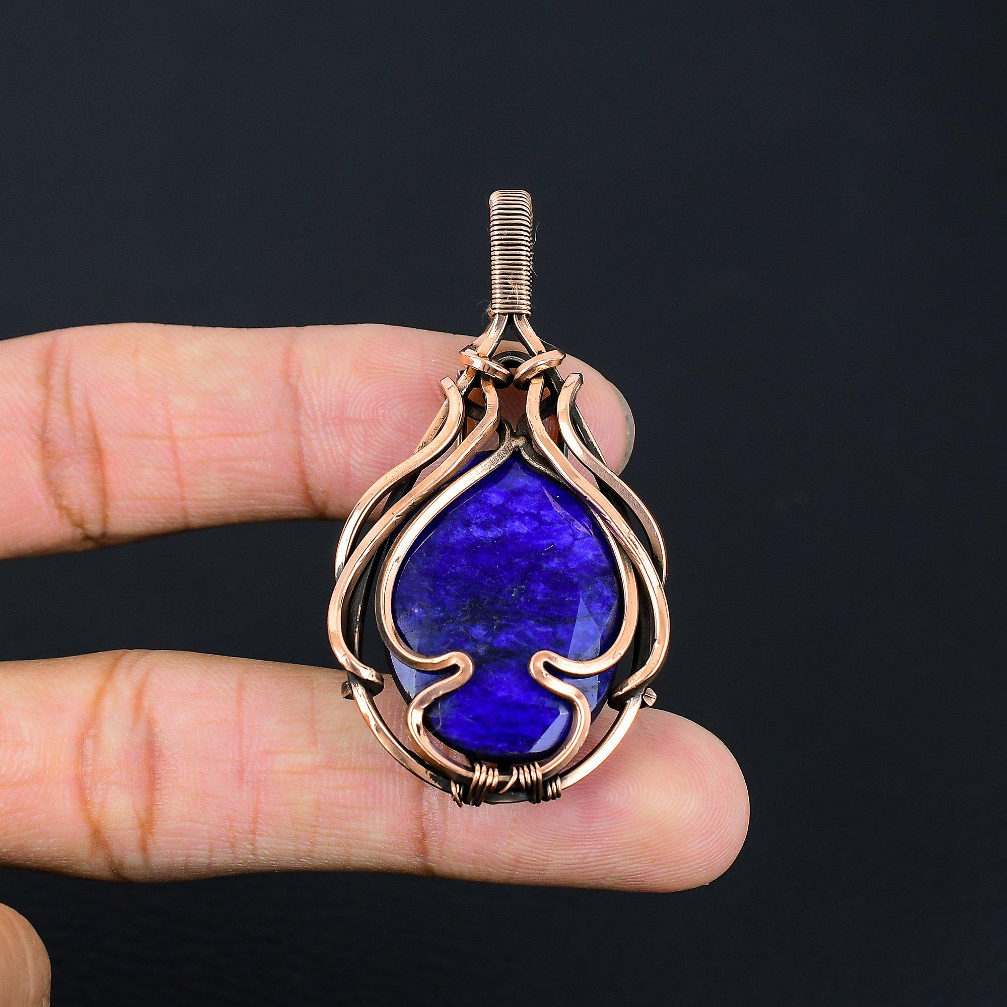 

Лабораторный синий сапфир, драгоценный камень, кулон ручной работы из чистой медной проволоки, завернутый в ювелирное изделие ко Дню памяти 2.36 Inches синий