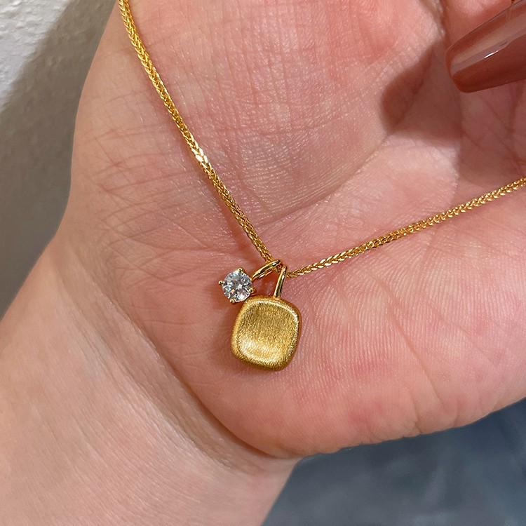 Women's Chinese-Style Brushed Gold Square Pendant Necklace: Simple, Luxurious, Versatile Clavicle Chain Jewelry