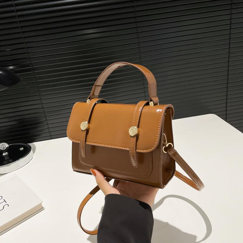 

Commuter texture simple fashion handbag 2025 winter new foreign style ins shoulder messenger bag small square bag women коричневый
