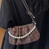Eine trendige und ausgefallene Tasche mit plissierten Wolken Eine trendige Achseltasche und eine Umhängetasche mit einem Schulterriemen
