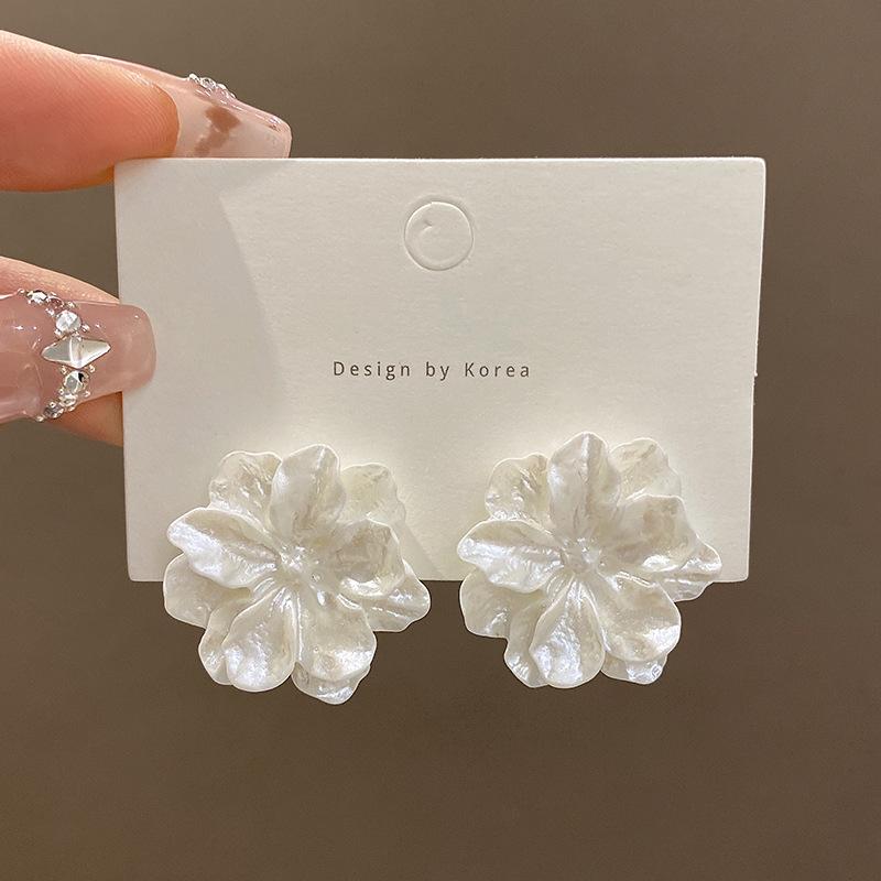 S silver needle white flower earrings female ins wind niche personality Internet celebrity same stud earrings simple earrings