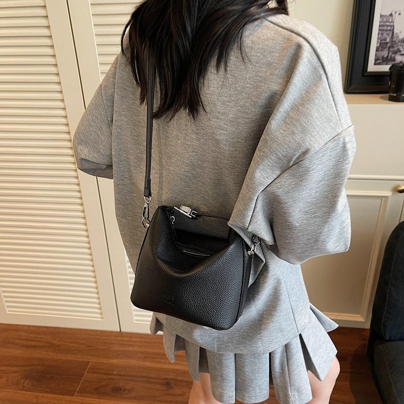 Simple lychee pattern portable crescent bag women's summer new simple casual shoulder bag crossbody bucket bag