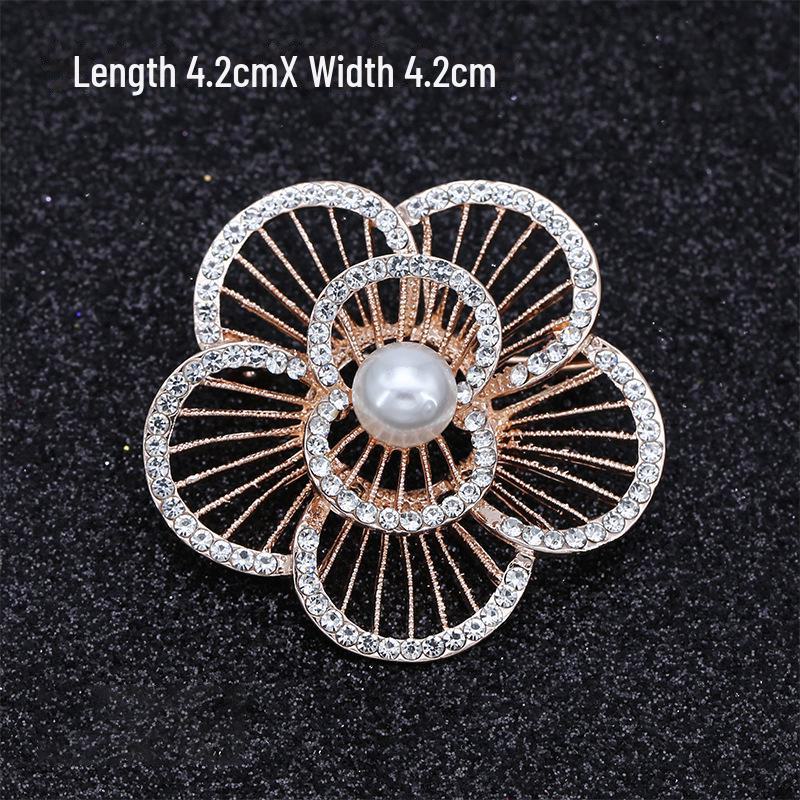 Módní brož s lukem: Kovové šperky s perlou a kamínkovou květinou