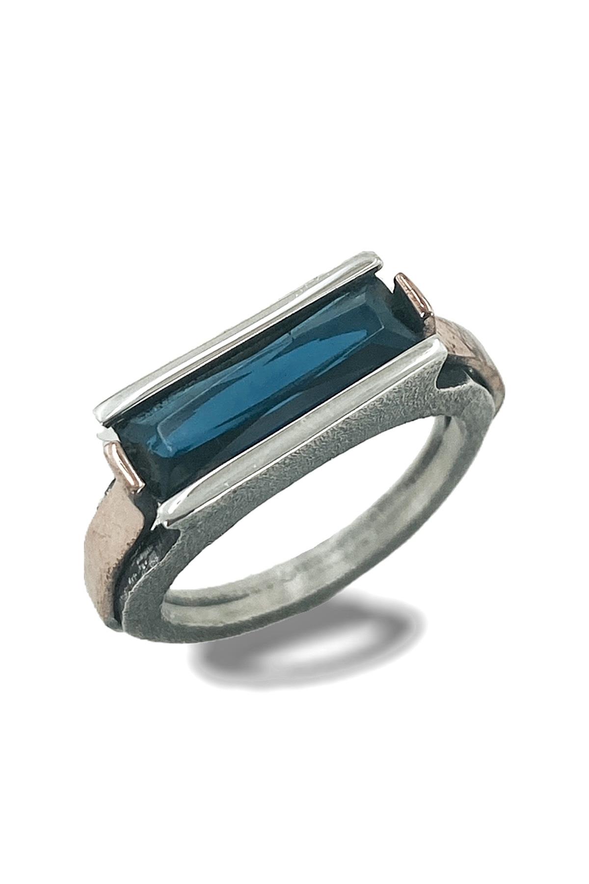 

Аутентичное серебряное кольцо 925 пробы с сапфиром багетного цвета