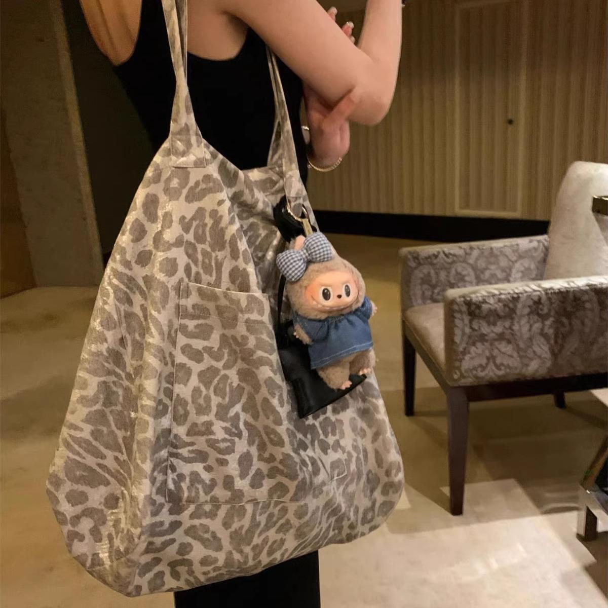 

Ранняя осень новая модная серебристо-белая повседневная холщовая сумка большой вместимости с леопардовым принтом, универсальная высококлассная женская сумка через плечо