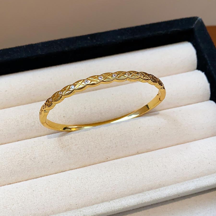 Браслет с позолоченной застежкой-карабином с цирконами в виде креста: Элегантный и универсальный браслет