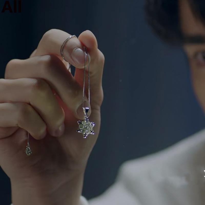 The Snowflake Pendant Necklace Is Fashionable and Elegant, with A Unique Diamond-encrusted Design