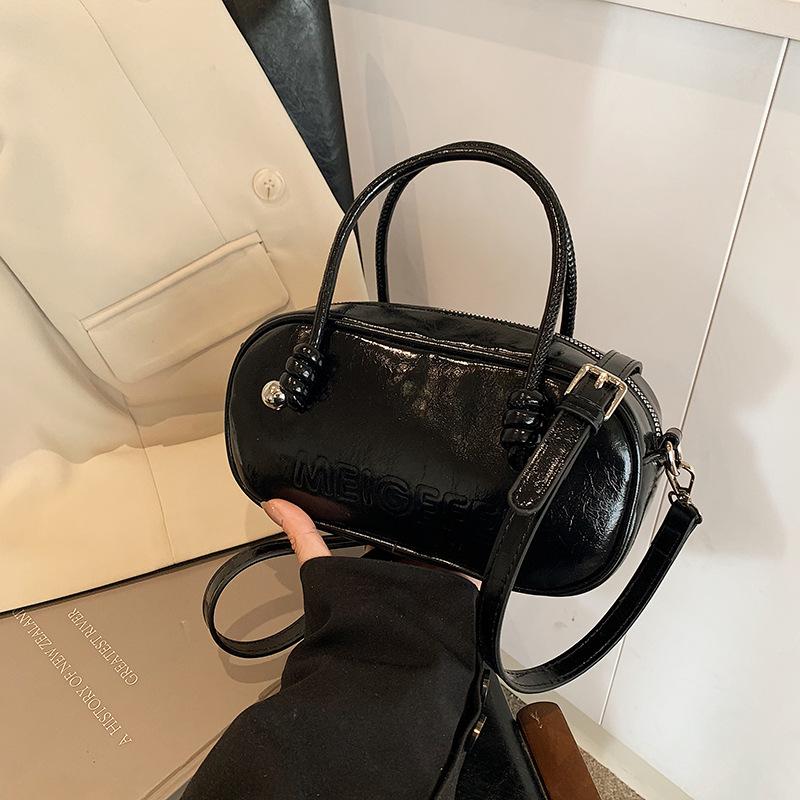 

Niche design retro versatile handbag women s new autumn and winter versatile shoulder messenger bag
