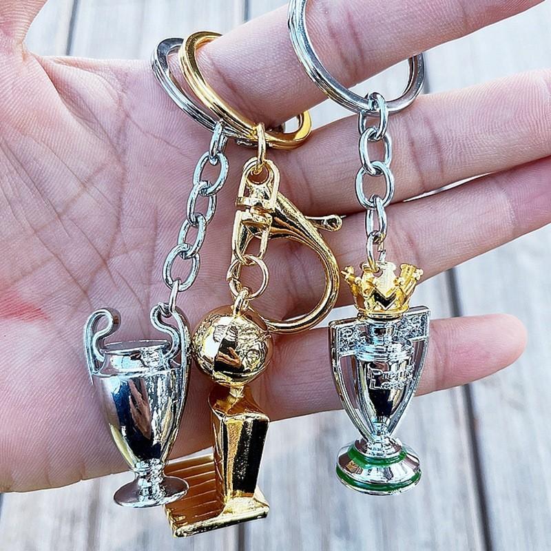 Exquisiter Schlüsselanhänger mit Weltmeisterschafts-Fußballtrophäe aus Zinklegierung, perfektes Erinnerungsgeschenk für Sportfans