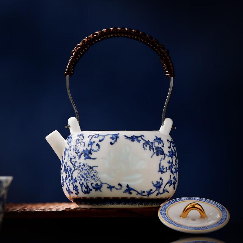 Yi Hu De Blue and White Ceramic Teapot