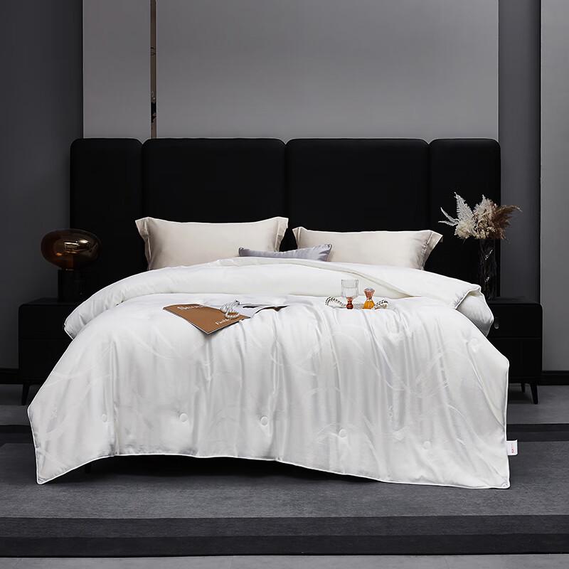 Mengjie All-Season Jacquard Quilt