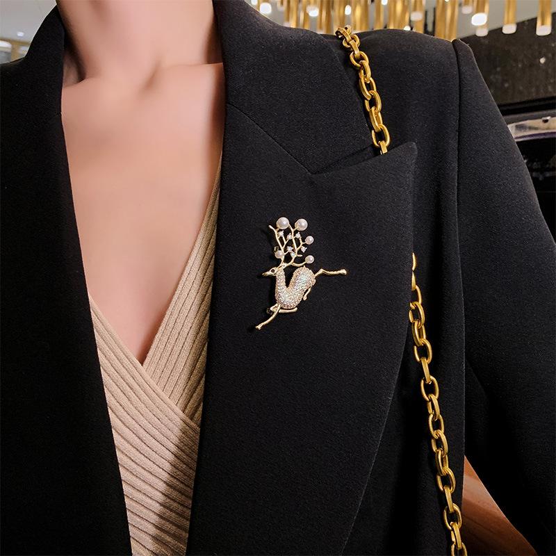 Hochwertige glitzernde Rentierbrosche mit Geweih aus Kunstperlen