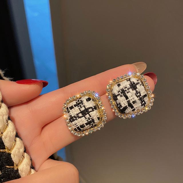 New Vintage Black Forest Flower Big Hollow Pattern Earrings For Women Korean Exaggerated Temperament Gothic Accessories Jewelry