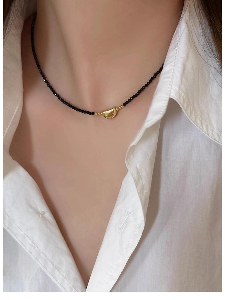 Black Spinel Pearl Clavicle Necklace: Simple Retro Beaded Choker, Light Luxury Niche Accessory for Women