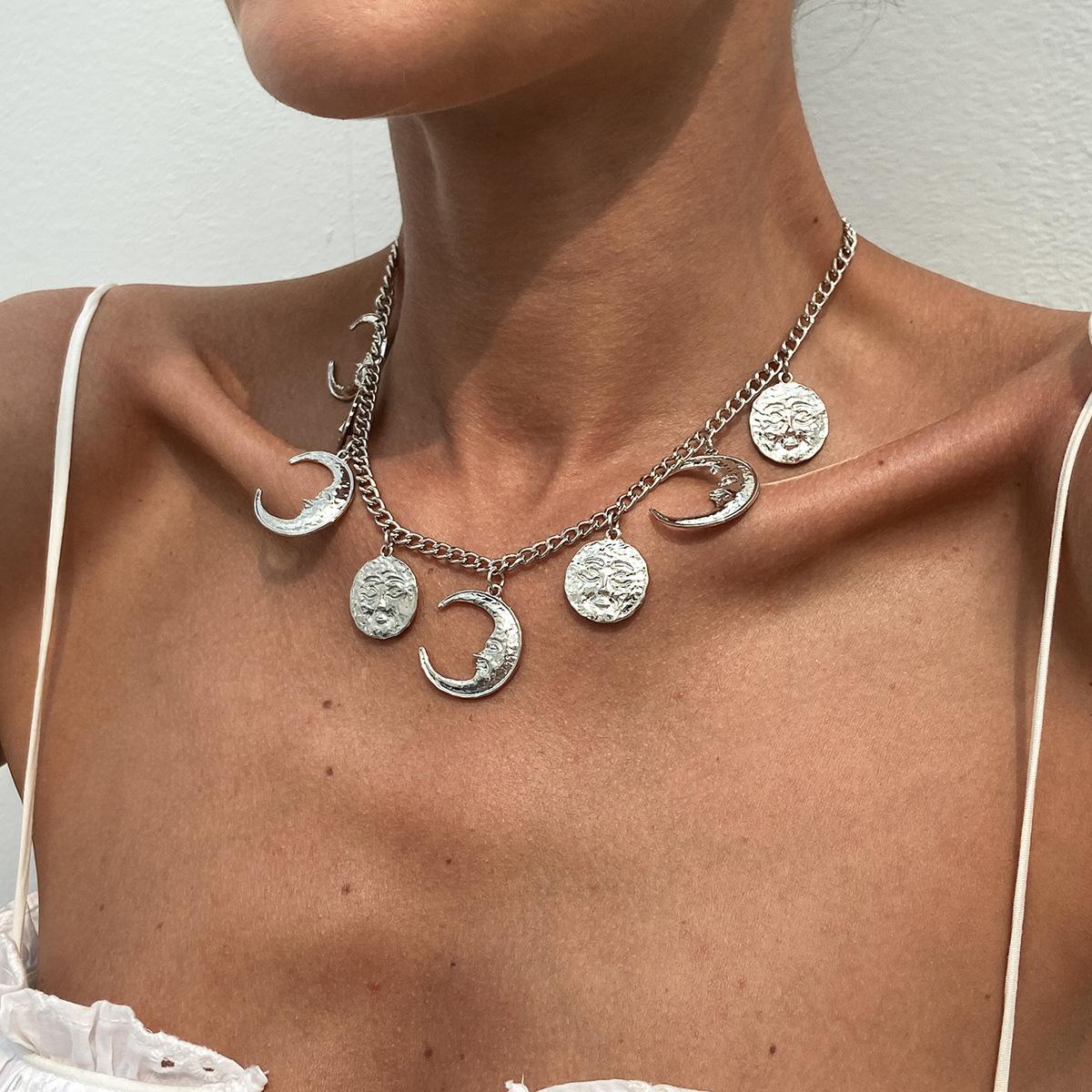 

Преувеличенная геометрия Холодный ветер Личность Ожерелье Звезда и Луна Кисточки Портрет Подвеска Металлическое ожерелье Нишевый дизайн Commuter Женское ожерелье