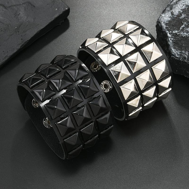 Bracelet Large Large à Clous Carrés Trois Rangées Cuir PU Hip-Hop Punk 18 Couleurs pour Homme Femme Bracelet de Poignet à Boucle Bijoux Vintage