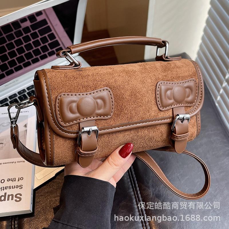 Retro small bag women's autumn and winter versatile 2025 new simple casual messenger bag this year popular portable small square bag