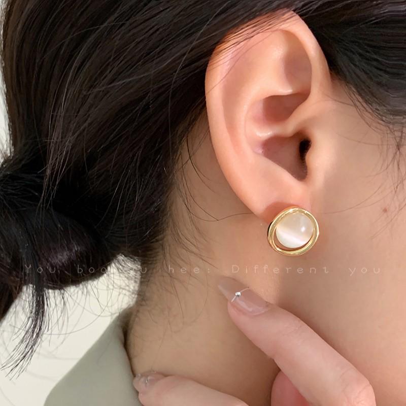Korean Geometric Cat's Eye Square Stud Earrings for Women - Elegant French Retro Ear Cuffs for Non-Pierced Ears
