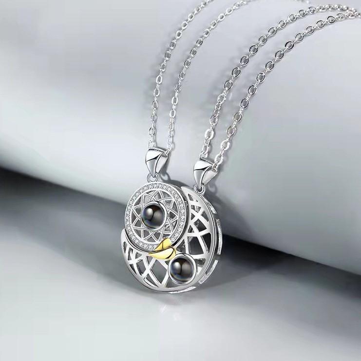 Sonnen Mond Herz Projektions Halsketten Set - Einzigartiges Anhänger Design für Paare