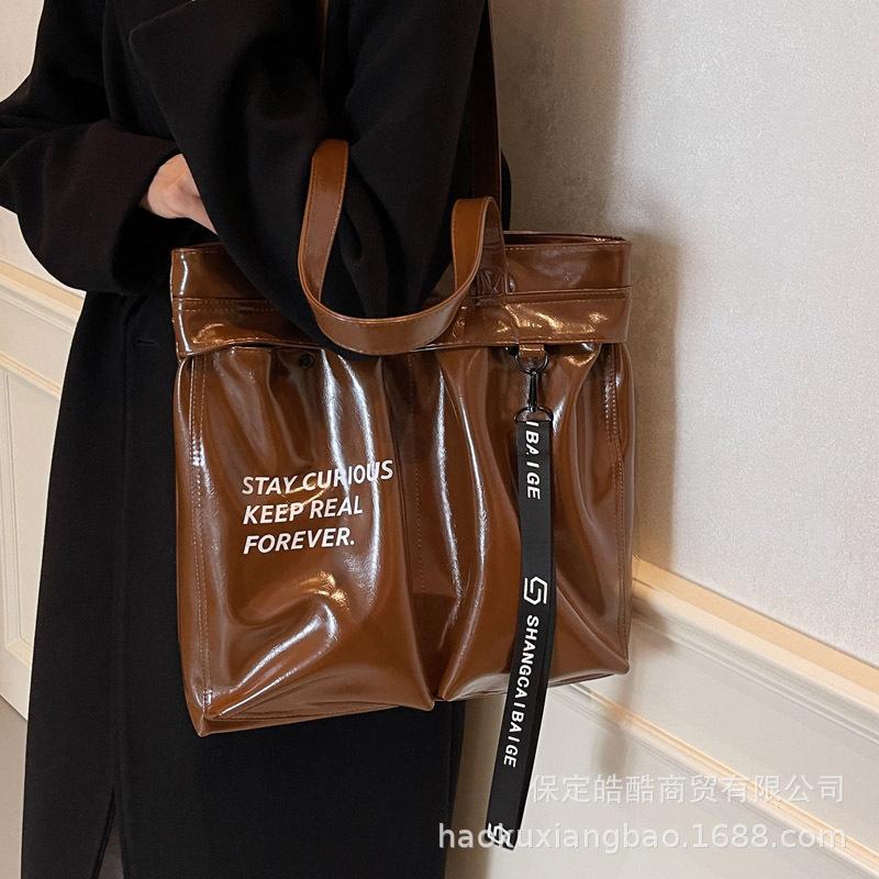 Oily leather bag women's large capacity 2025 new autumn and winter texture shoulder bag versatile and popular class commuter tote bag