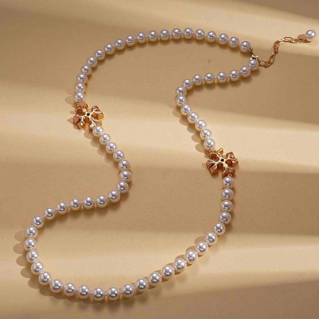 Geometric Round Flower Pearl Clavicle Necklace: Retro European & American Design