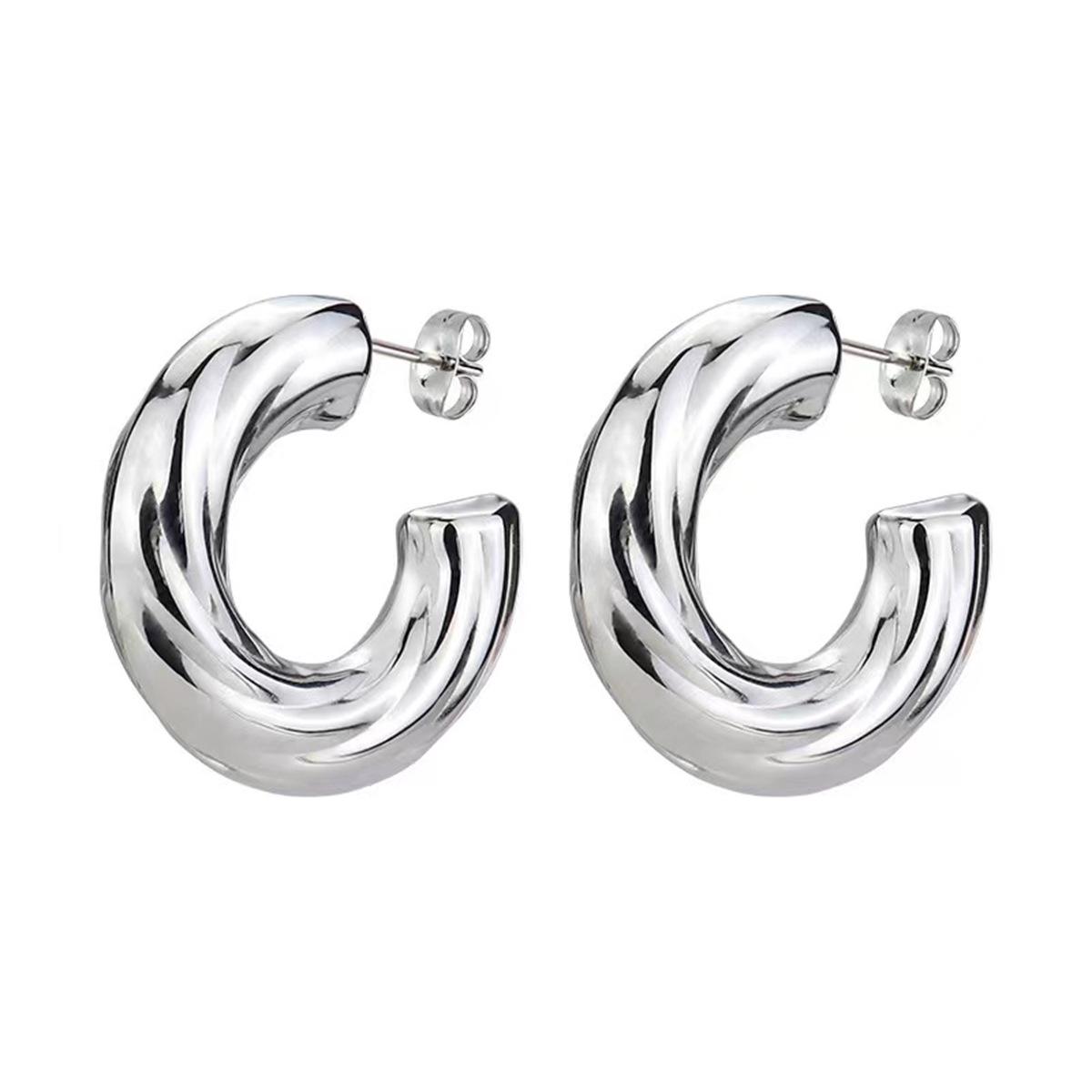 Elegant 18K Gold Twisted Hollow Titanium Steel Earrings - Trendy, Large, C-Shaped Design for Women серебряный