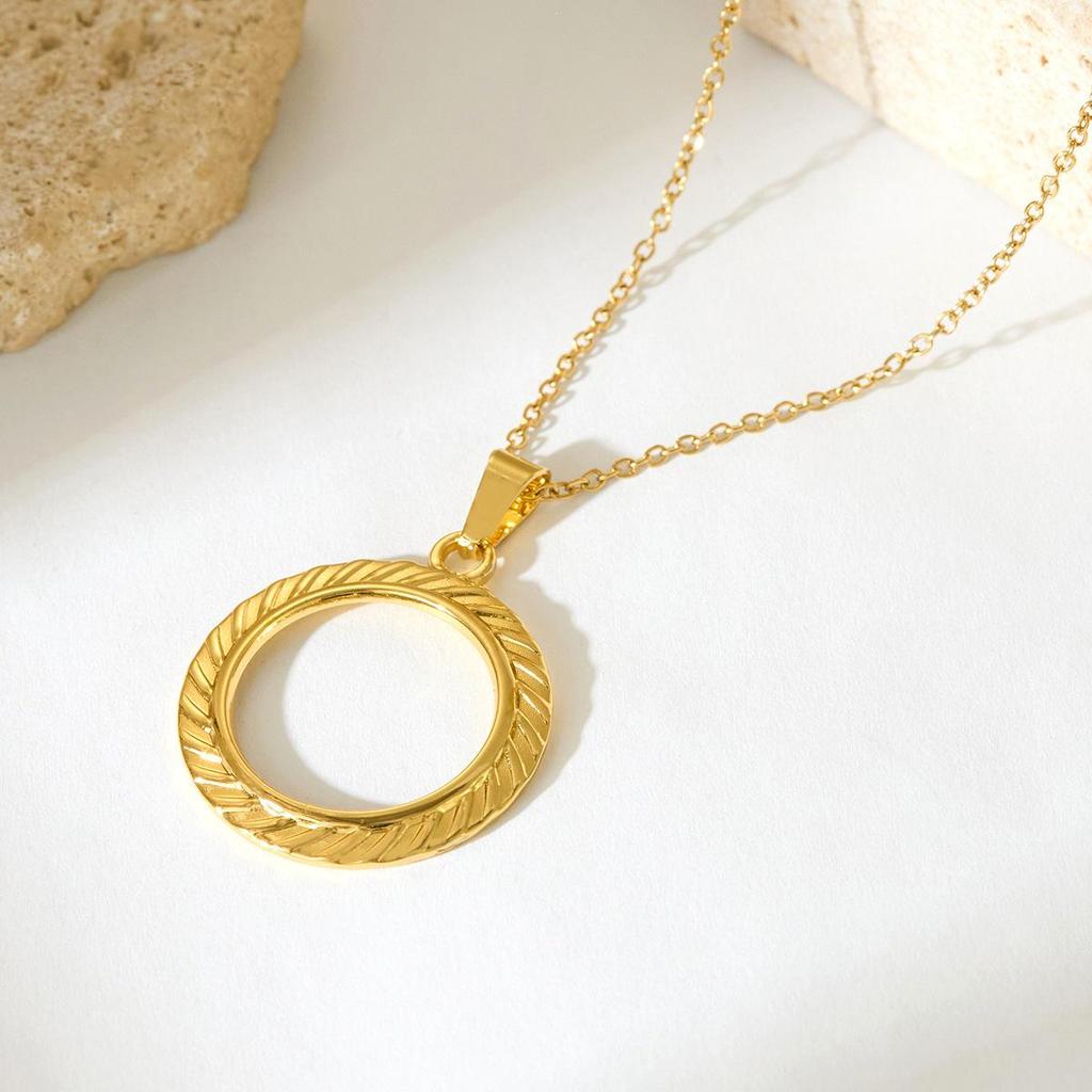 Women's French-Inspired Shell Necklace: Elegant Titanium Steel Clavicle Chain