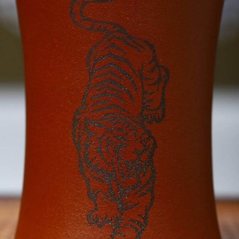 Yixing lila Sandbecher rohes Erz zinnoberroter Schlamm doppelseitiges Schnitzen Tigergebrüllbecher 1 Stück Kapazität 130 ml