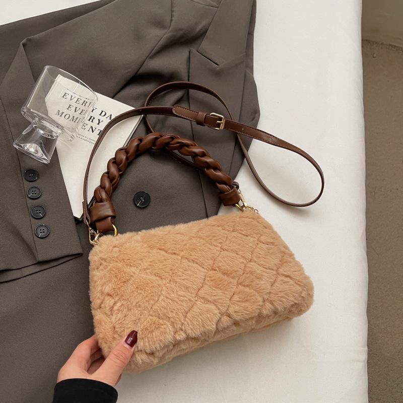 

Женская сумка, нишевый дизайн, шерстяная сумка, зима 2025, новая, повседневная мода, плюшевая сумка через плечо, маленькая сумка хаки