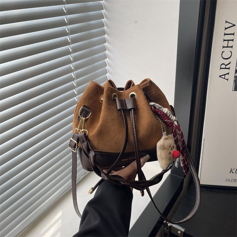 Damenhandtasche neu vielseitig verdreht tragbare Beuteltasche Pendler Mode Retro Umhängetasche