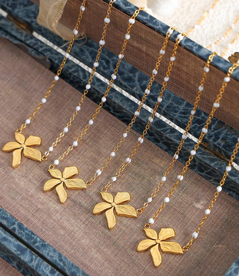 18K Gold Hong Kong Retro Petal Pendant Necklace: Titanium Steel, Colorfast, Versatile Women's Jewelry