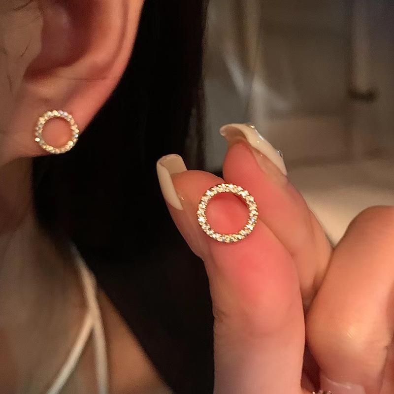 

Элегантные модные серьги-пусеты нишевого дизайна 2023 года для женщин - Маленькие, изысканные, в стиле хай-энд